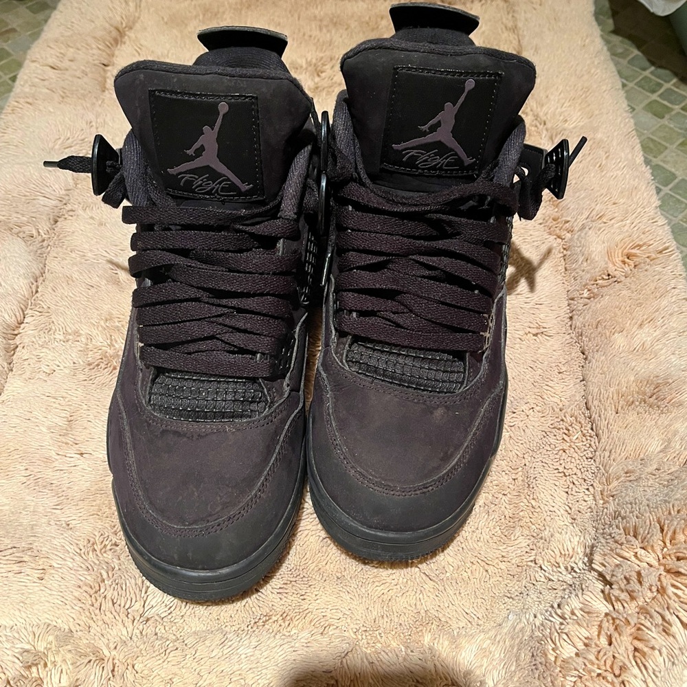 Black cats Jordan 4